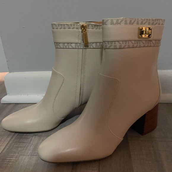 NWOB Michael Kors Cream Ankle Booties Size 9 - Picture 6 of 14